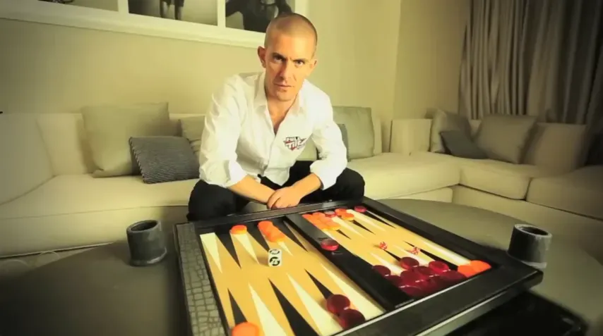 【掼蛋扑克】“我就是个蠢货”——Gus Hansen 的崩塌与重生，从赌桌之神到输光数百万