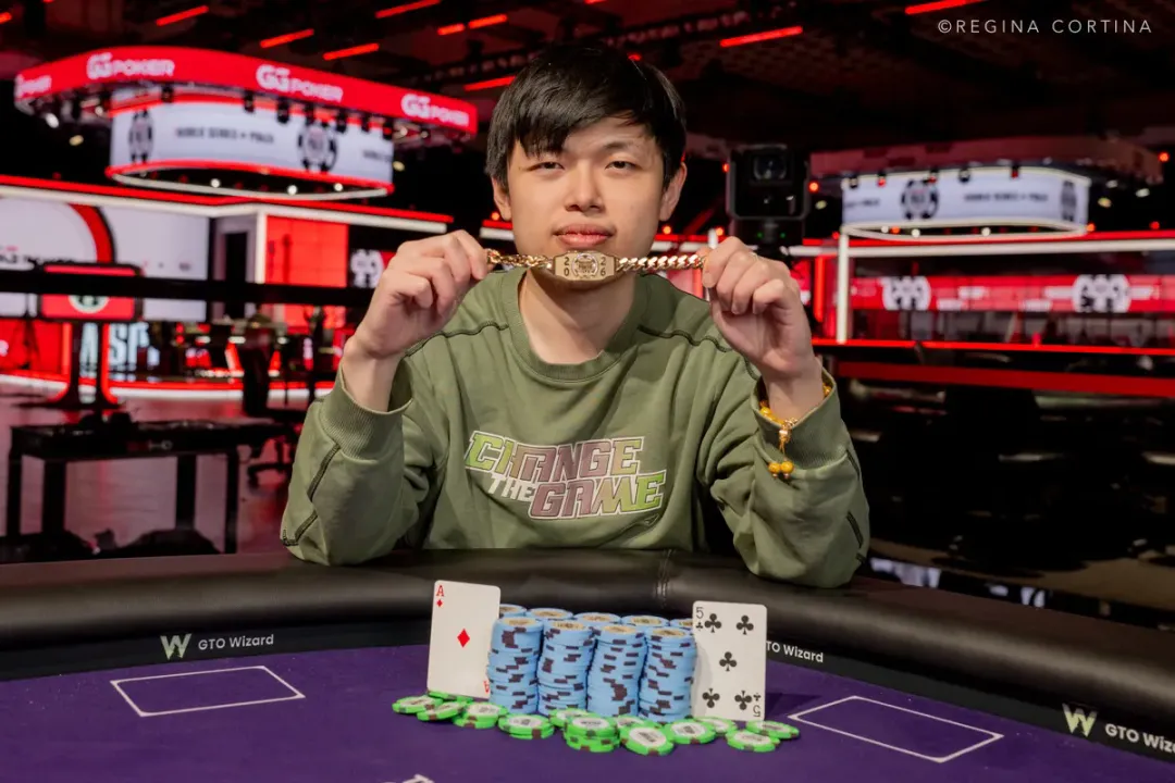 【掼蛋扑克】生涯首进WSOP奖励圈即登顶！华人博士生Honghao Zhang斩获$1500六人桌金手链
