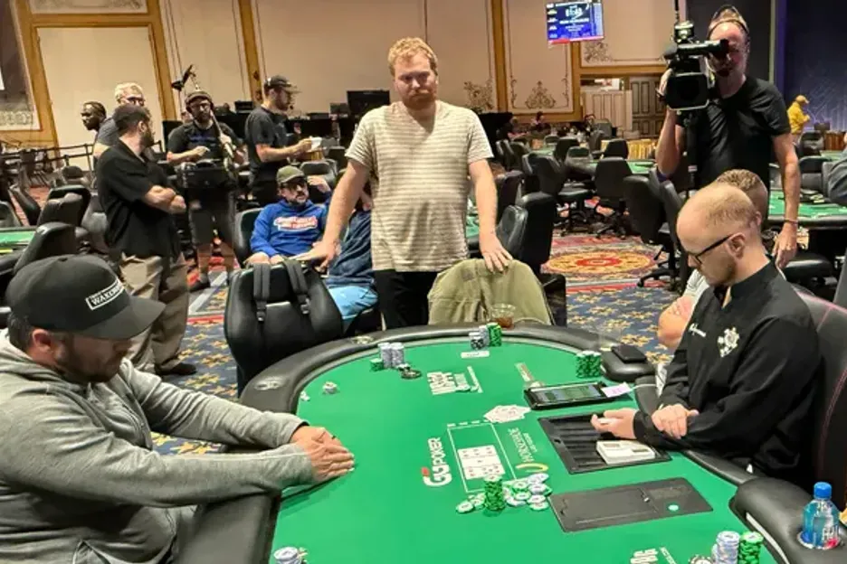 【掼蛋扑克】WSOP主赛事“拖时间门”：为躺赚2万美金，他磨了整整17分钟
