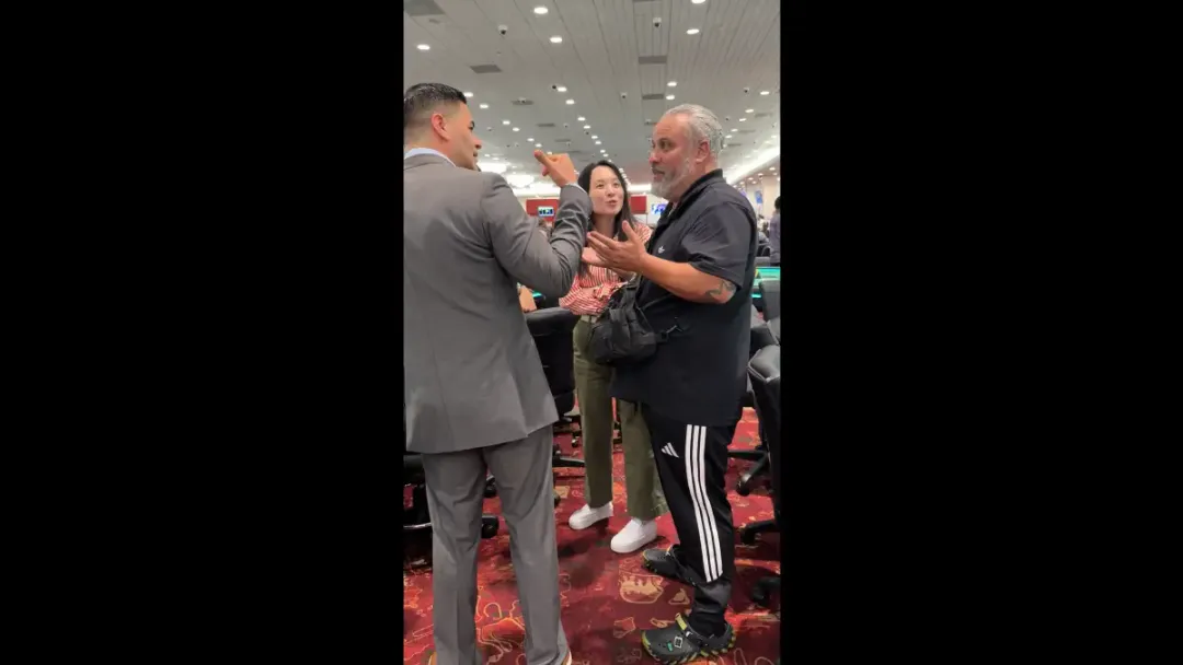 【掼蛋扑克】规则书遇上荒诞剧:他坐错位置,全下了别人的记分牌并输掉,然后整个扑克圈吵翻了
